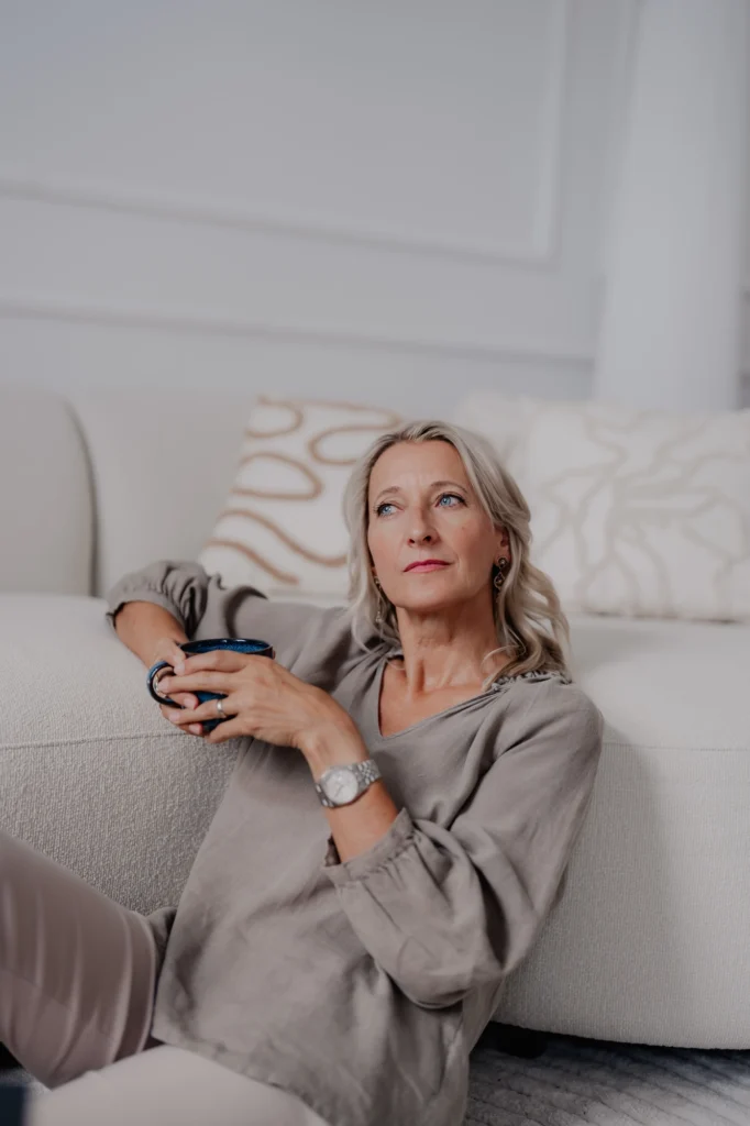 Sylvia Steinle mit einer Tasse auf dem Sofa